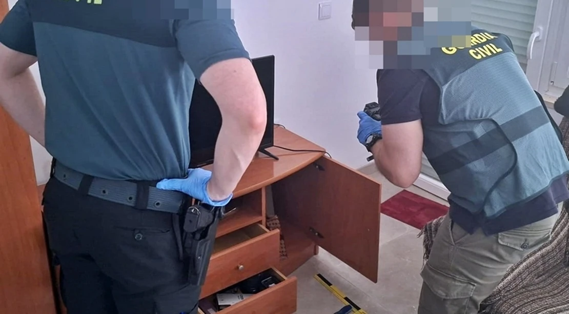 Detenido tras robar en viviendas y vehículos de sus vecinos en una localidad pacense