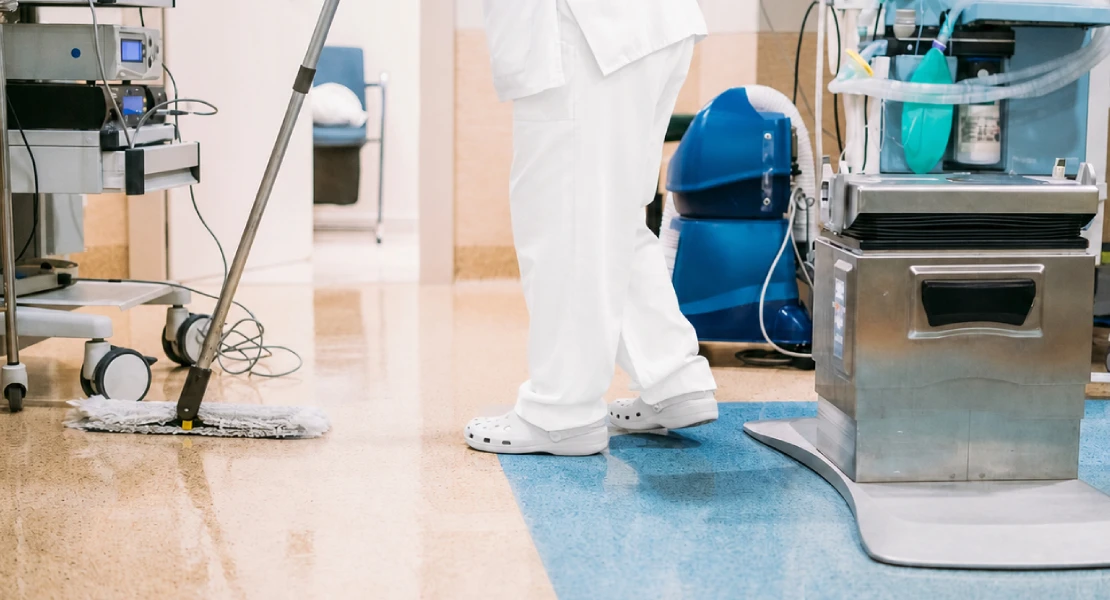 Sin cuadrantes y desayunando entre olores: la denuncia de una limpiadora de los hospitales pacenses