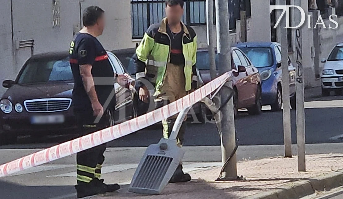 Un tráiler tira una farola en la urbanización Guadiana (BA)