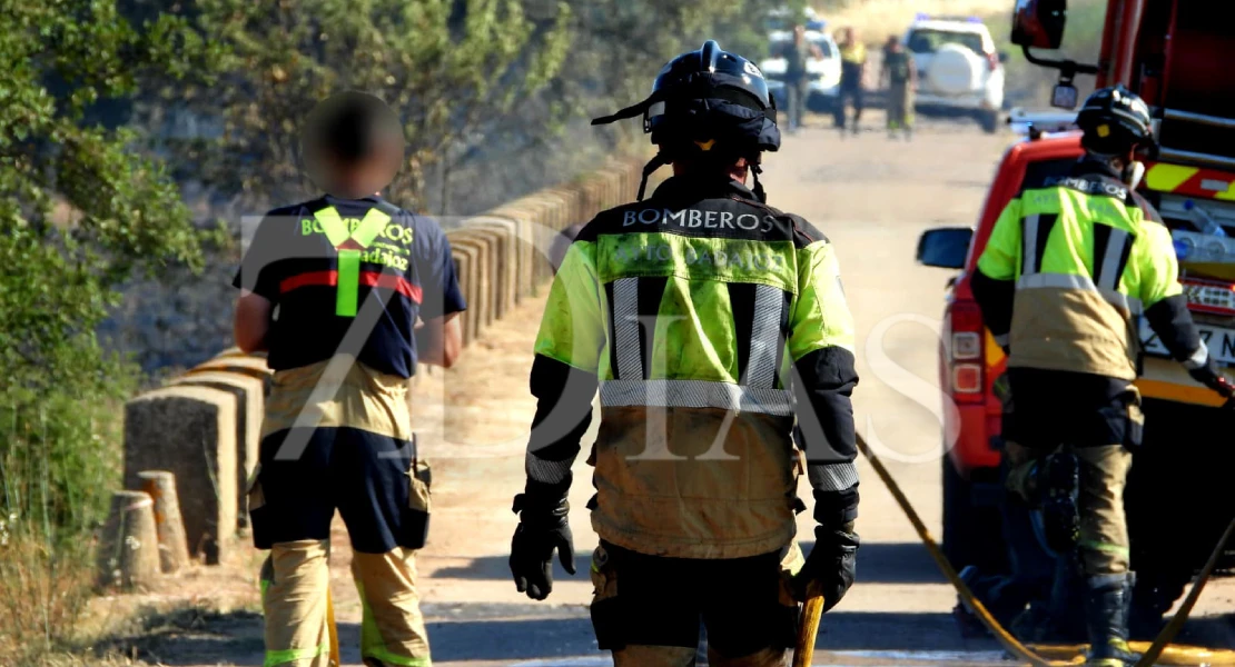 Un incendio forestal provoca retenciones en la A-5 cerca de Badajoz