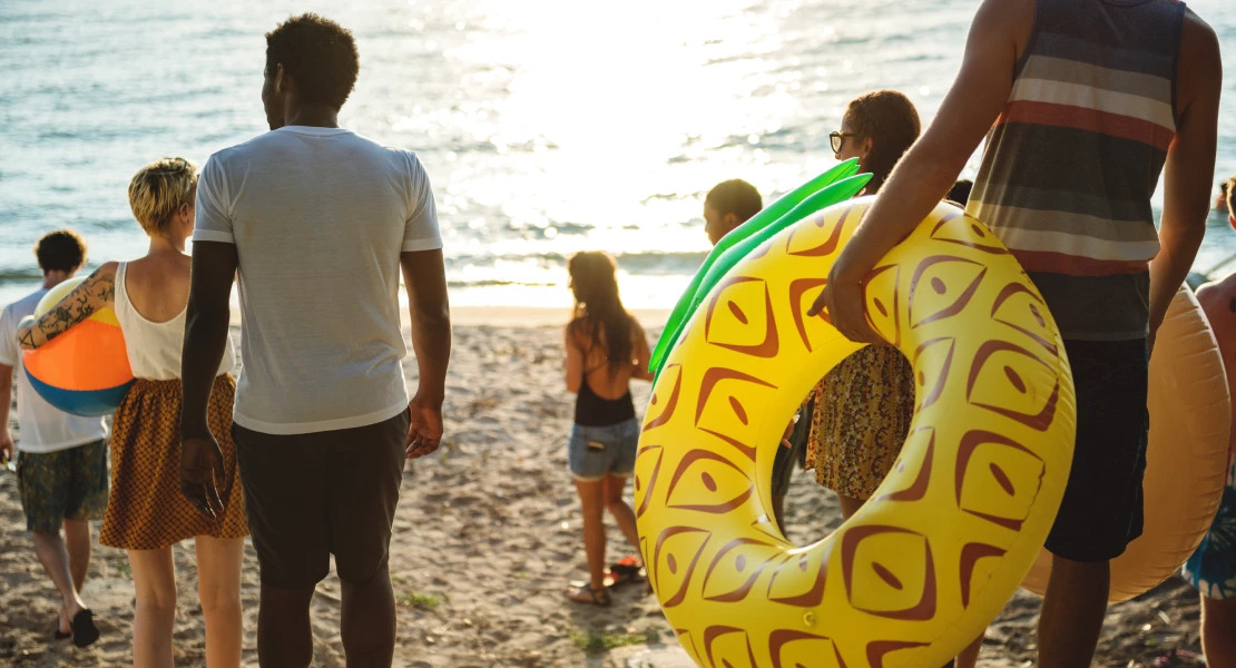 Alerta de la OCU en verano: el peligro de los flotadores y las colchonetas en playas y piscinas