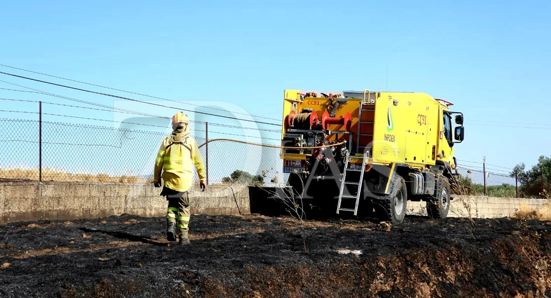 Imágenes del incendio forestal en Valdefuentes (CC)