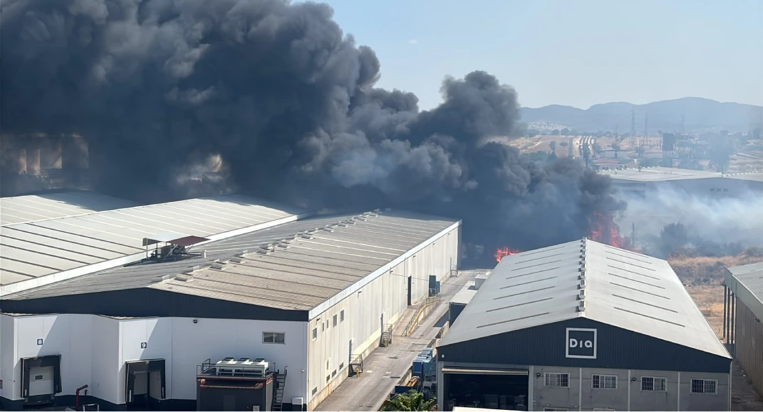 Un incendio obliga a desalojar la Ciudad Deportiva de Mérida y varias naves industriales