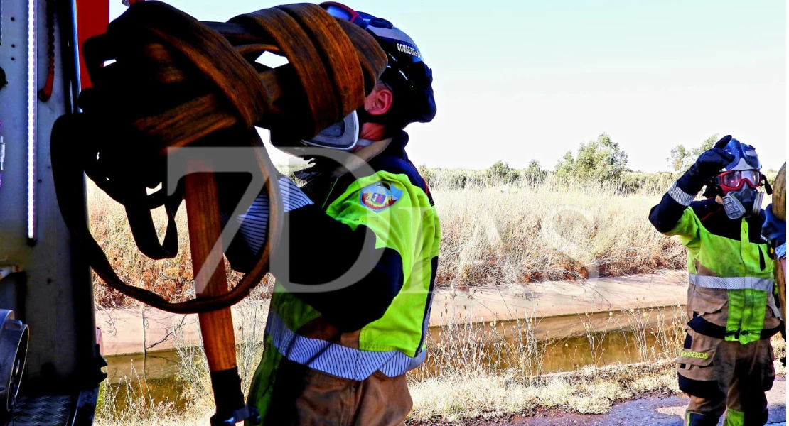 Los bomberos trabajan en un incendio forestal cerca de Badajoz