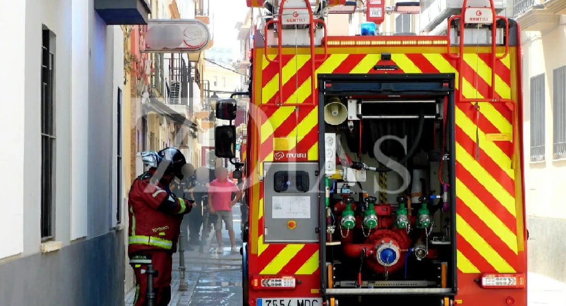 Bomberos de Badajoz trabajan en un incendio en el centro de la ciudad
