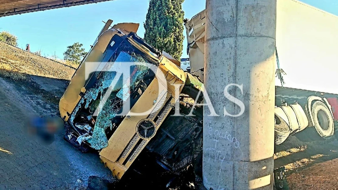 Un traíler colisiona violentamente contra un muro en la A-5
