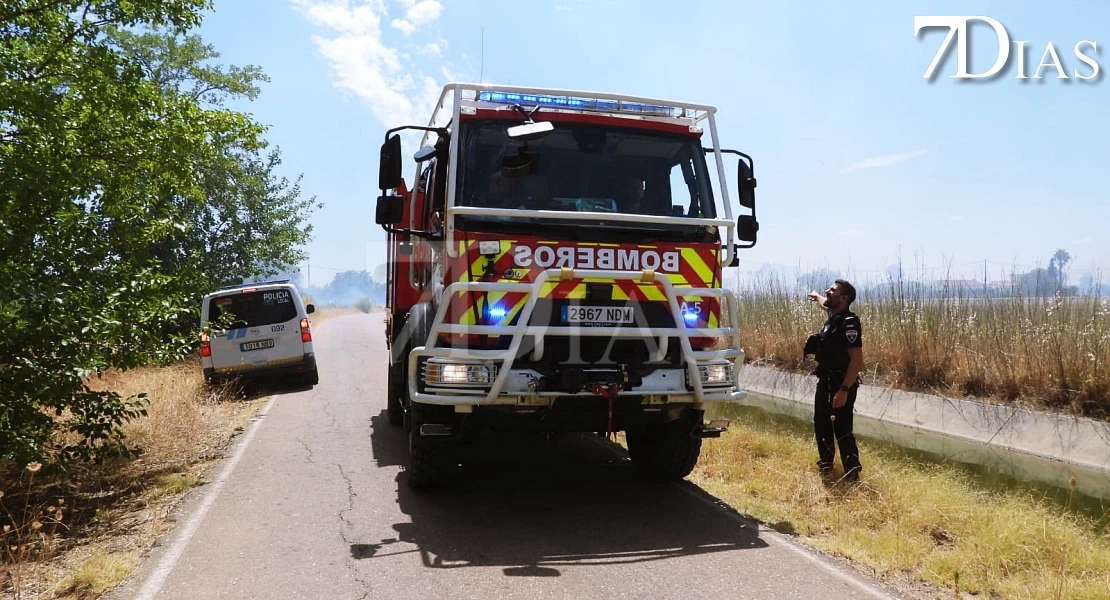 Imágenes que deja el incendio forestal de este martes en Badajoz