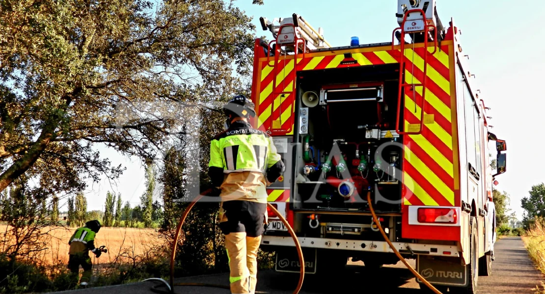 Los bomberos trabajan en un incendio forestal cerca de Badajoz