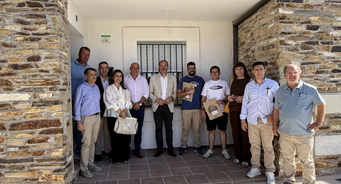 La Junta de Extremadura entrega las llaves de dos viviendas en un pequeño pueblo extremeño