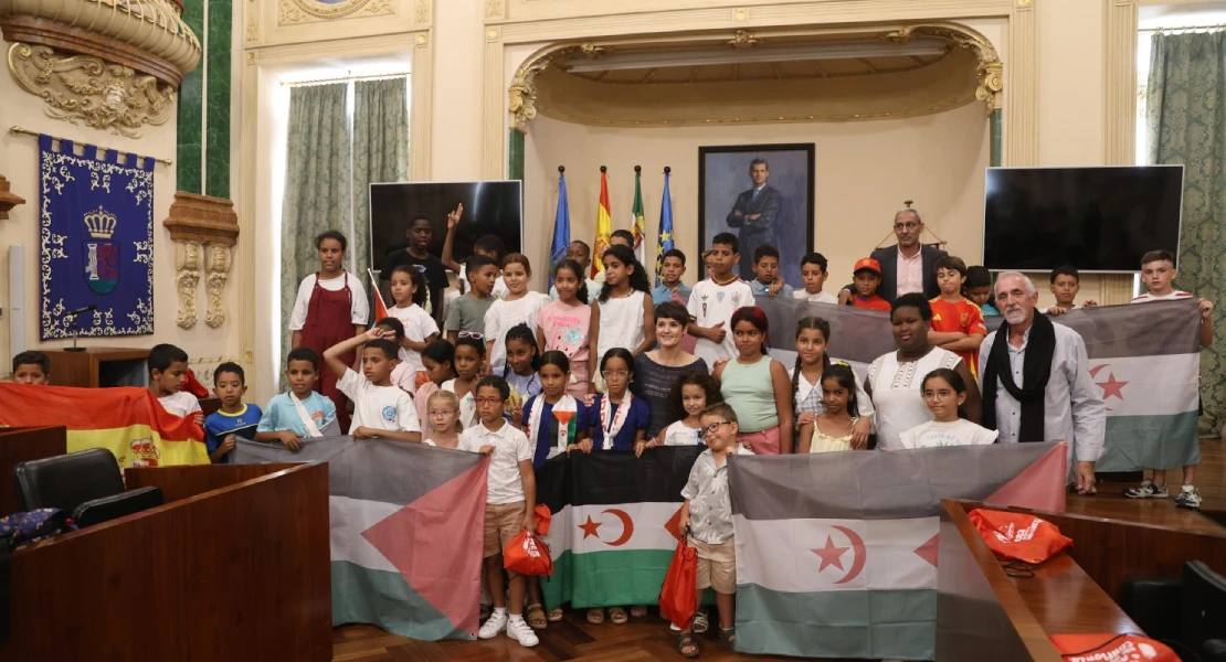 Raquel del Puerto recibe a los niños saharauis que pasarán el verano en Extremadura