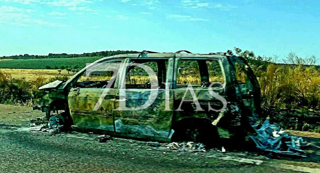 Un turismo queda totalmente calcinado tras incendiarse en la A-5