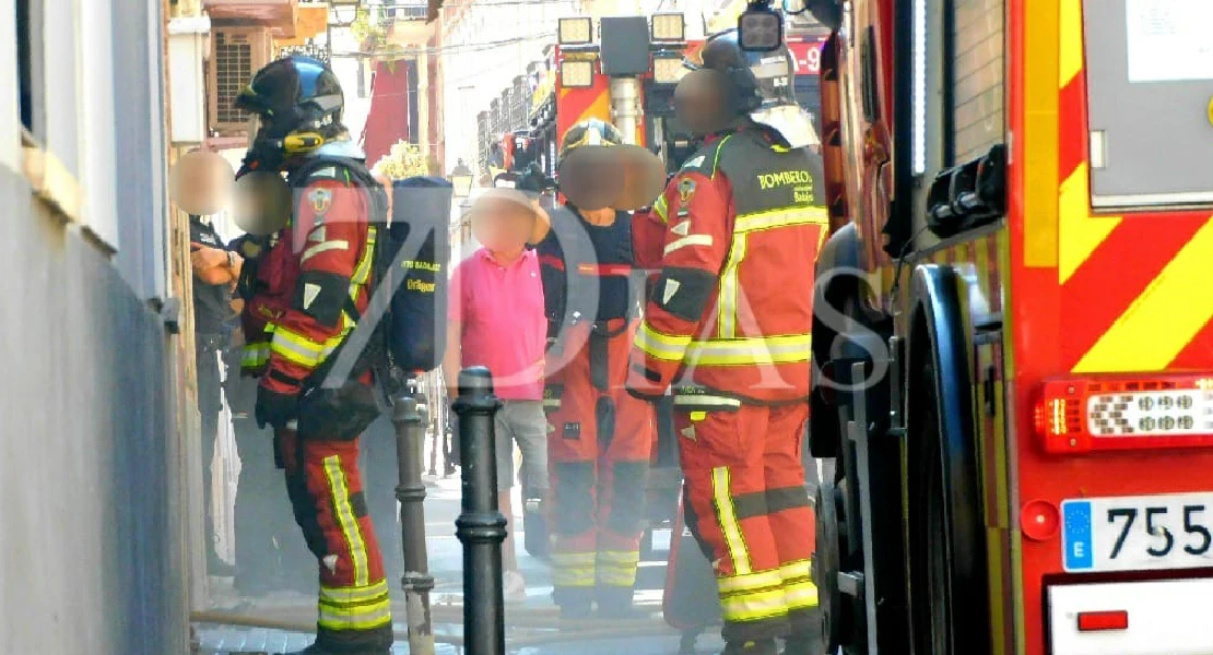 Bomberos de Badajoz trabajan en un incendio en el centro de la ciudad