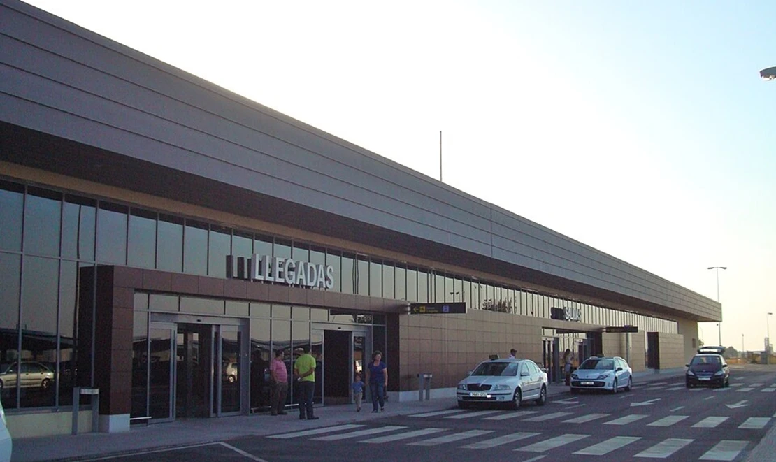 El consejero responde a la cancelación del vuelo en Badajoz y reclaman responsabilidades