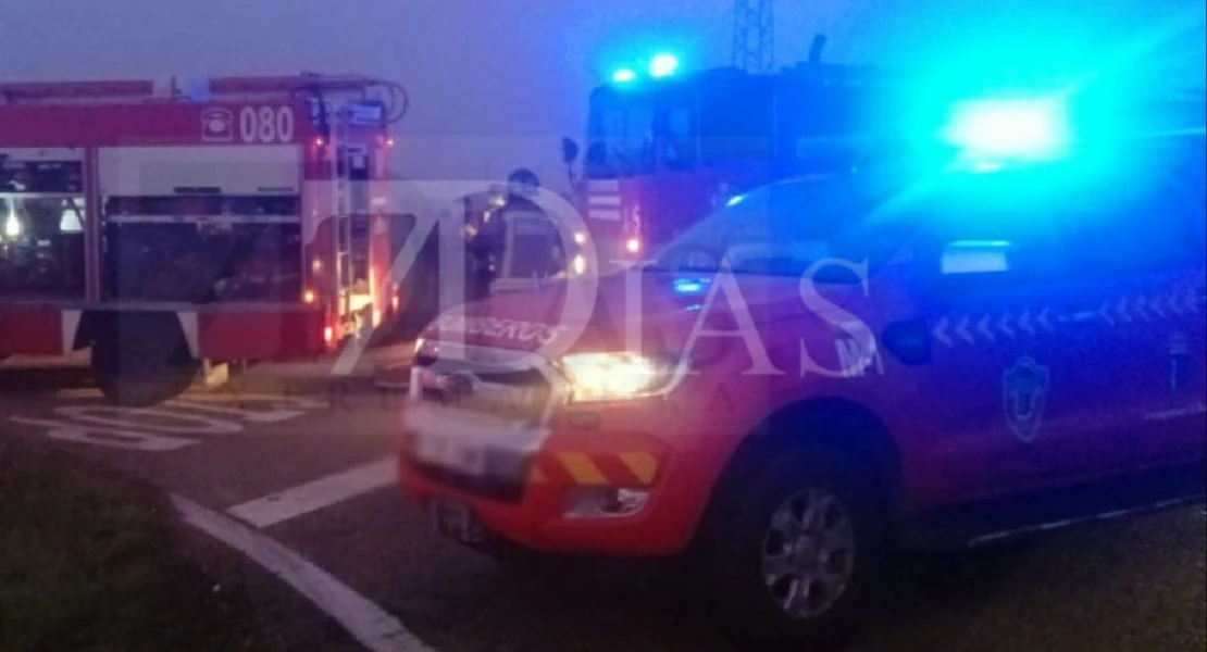 Un amplio dispositivo lucha contra un incendio forestal de madrugada en Badajoz