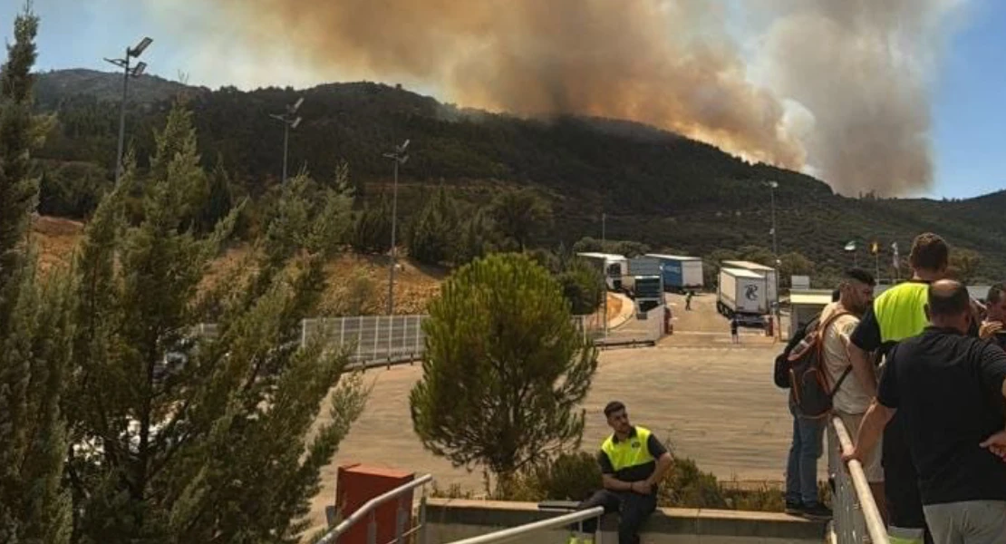 Evacúan a los trabajadores de una embotelladora próxima al incendio de Herrera del Duque