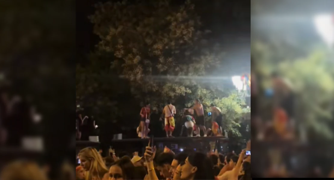Una parada de autobús cede por el peso de varios aficionados durante la fiesta del Mundial