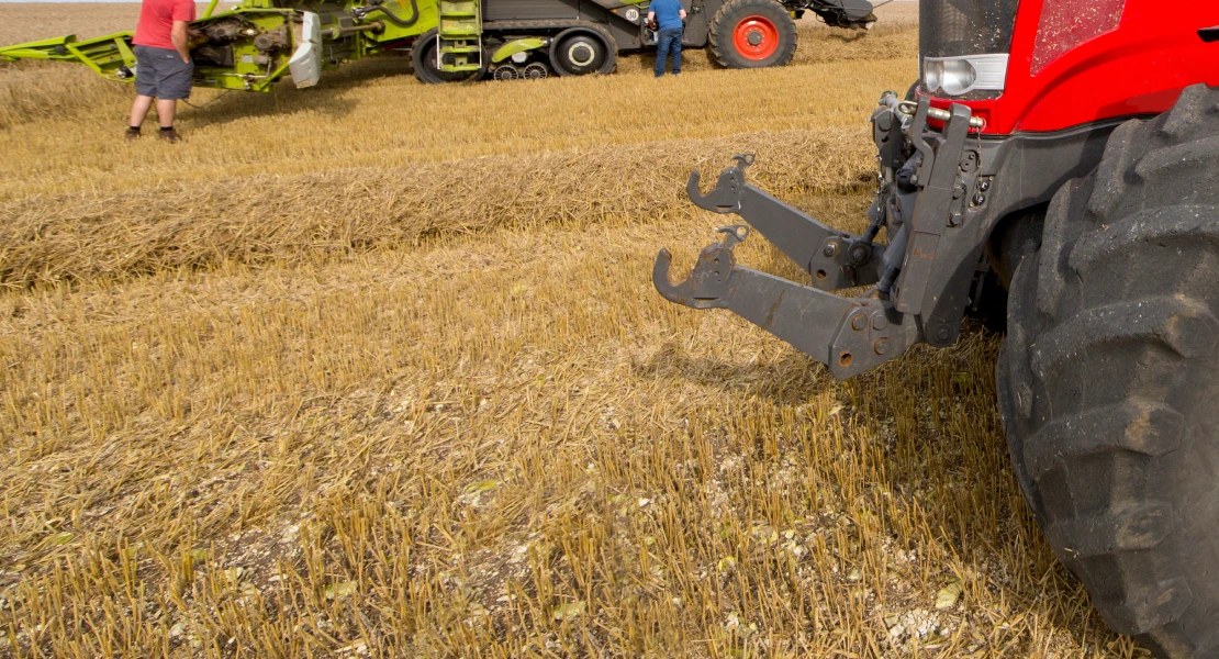 Un hombre herido tras caerle encima maquinaria agrícola en una finca extremeña