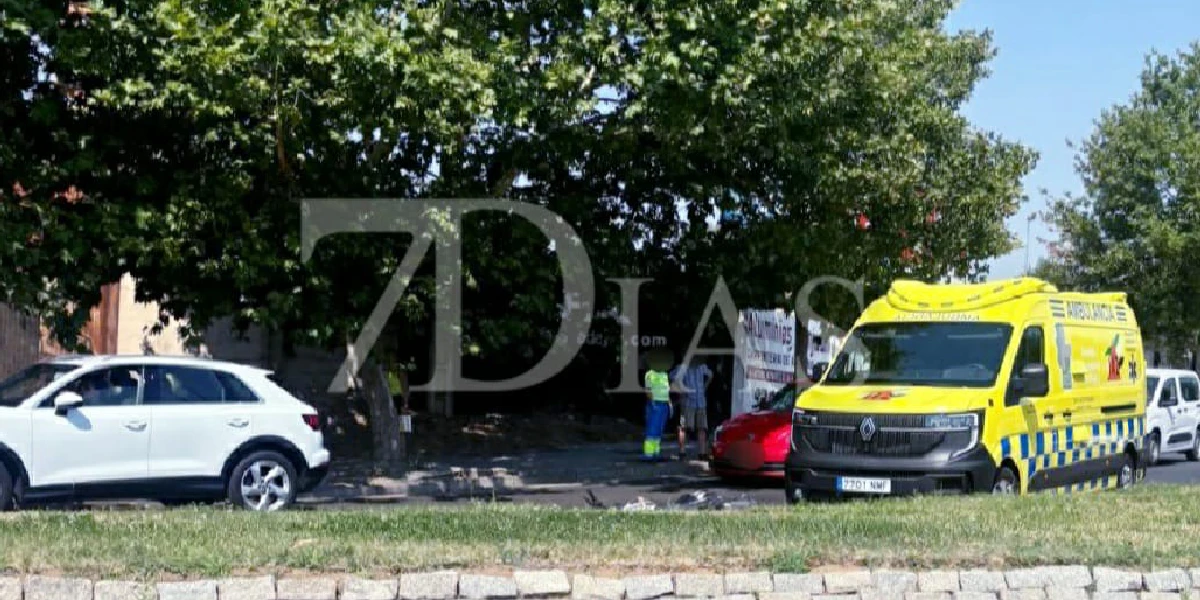 Grave accidente entre un coche y una moto en una rotonda de Badajoz