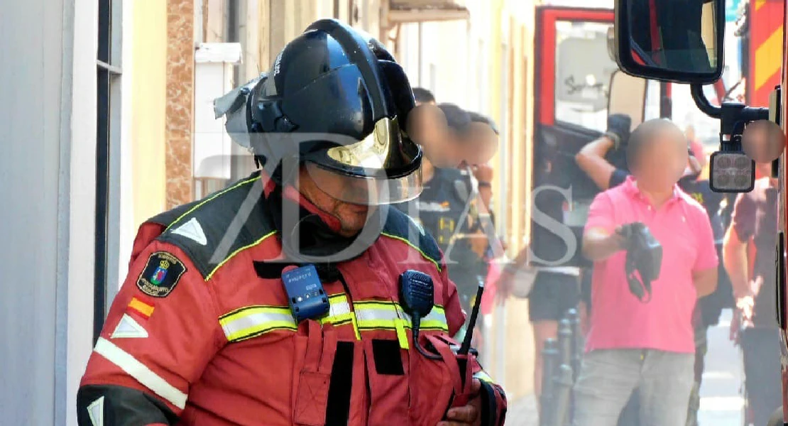 Bomberos de Badajoz trabajan en un incendio en el centro de la ciudad