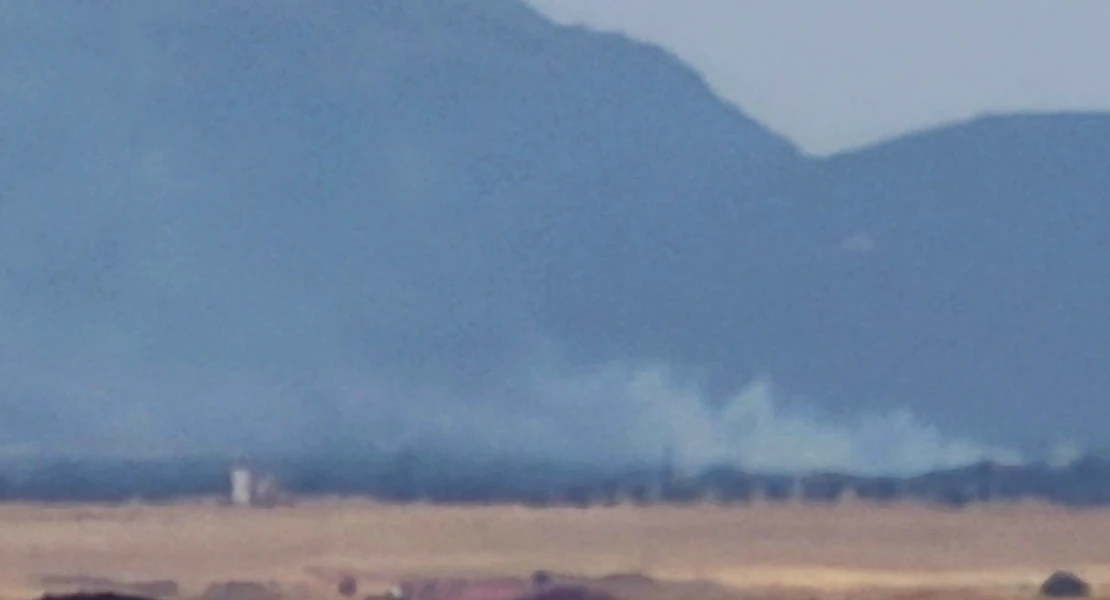 Bomberos del INFOEX trabajan en un incendio forestal junto a la EX-206