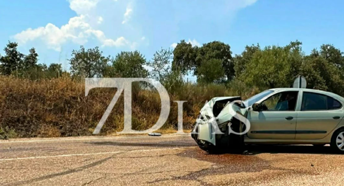 Tres heridos en una colisión frontal en la EX-110