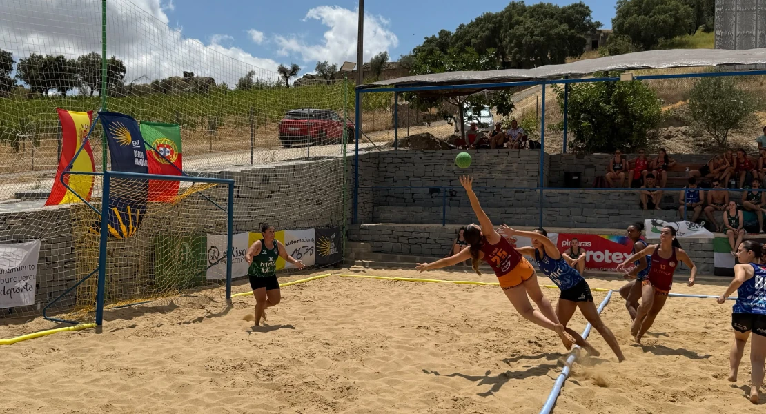 Alburquerque reúne a cerca de 2.000 jugadores en el Extremadura Open de balonmano playa