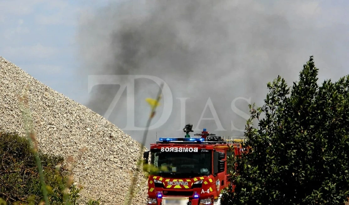 Bomberos de Badajoz trabajan en el incendio de una planta residuos
