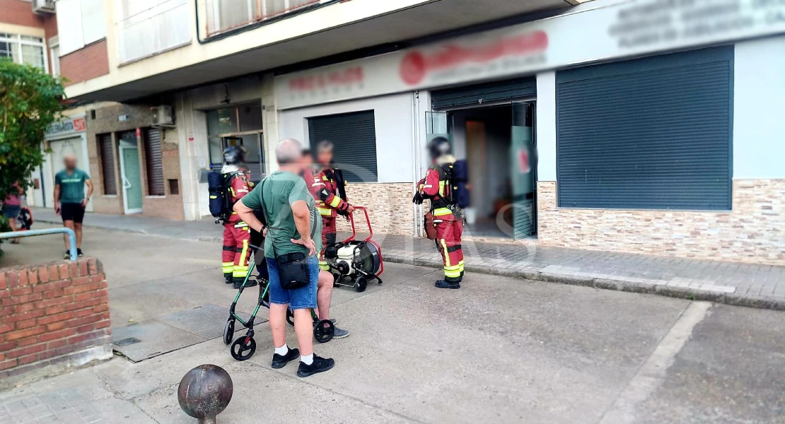 Un incendio en un local comercial moviliza a los bomberos en Badajoz
