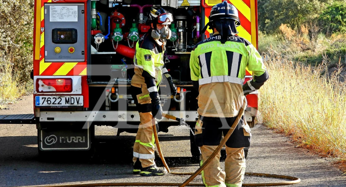 Los bomberos trabajan en un incendio forestal cerca de Badajoz