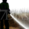 Los bomberos trabajan en un incendio forestal cerca de Badajoz