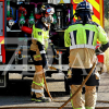 Los bomberos trabajan en un incendio forestal cerca de Badajoz