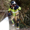 Los bomberos trabajan en un incendio forestal cerca de Badajoz