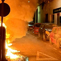 Madrugada caótica en Badajoz: el fuego arrasa contenedores, coches y una fachada