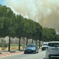 Un incendio en Ronda Norte se acerca a los vehículos estacionados en la avenida