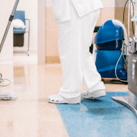 Sin cuadrantes y desayunando entre olores: la denuncia de una limpiadora de los hospitales pacenses