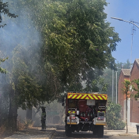 Arde un solar junto a varias viviendas en Las Moreras