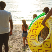 Alerta de la OCU en verano: el peligro de los flotadores y las colchonetas en playas y piscinas