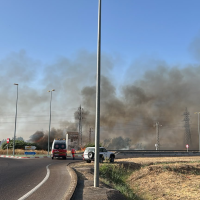 Un amplio dispositivo lucha contra un incendio forestal en Badajoz