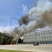 Un incendio moviliza a los bomberos junto a la Universidad de Extremadura en Badajoz