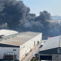 Un incendio obliga a desalojar la Ciudad Deportiva de Mérida y varias naves industriales