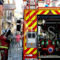 Bomberos de Badajoz trabajan en un incendio en el centro de la ciudad