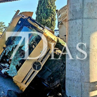 Un traíler colisiona violentamente contra un muro en la A-5