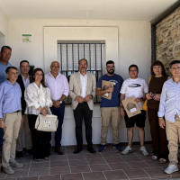 La Junta de Extremadura entrega las llaves de dos viviendas en un pequeño pueblo extremeño
