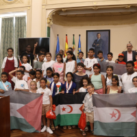Raquel del Puerto recibe a los niños saharauis que pasarán el verano en Extremadura