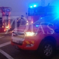 Un amplio dispositivo lucha contra un incendio forestal de madrugada en Badajoz