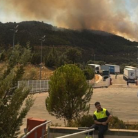 Evacúan a los trabajadores de una embotelladora próxima al incendio de Herrera del Duque