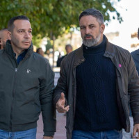 Las consejerías de VOX se levantan contra el reparto de MENAS: "Sánchez financia una estafa migratoria"