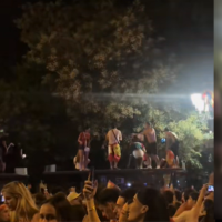 Colapsa una parada de autobús por el peso de varios aficionados durante la fiesta del Mundial