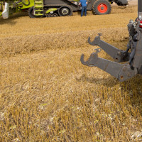 Un hombre herido tras caerle encima maquinaria agrícola en una finca extremeña
