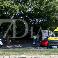 Grave accidente entre un coche y una moto en una rotonda de Badajoz